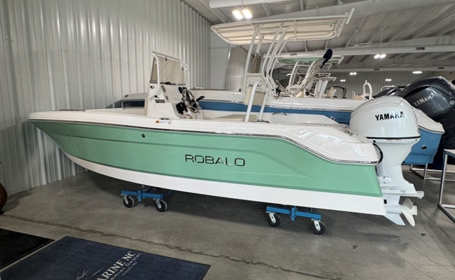 2027 Robalo R160 Island Green/White